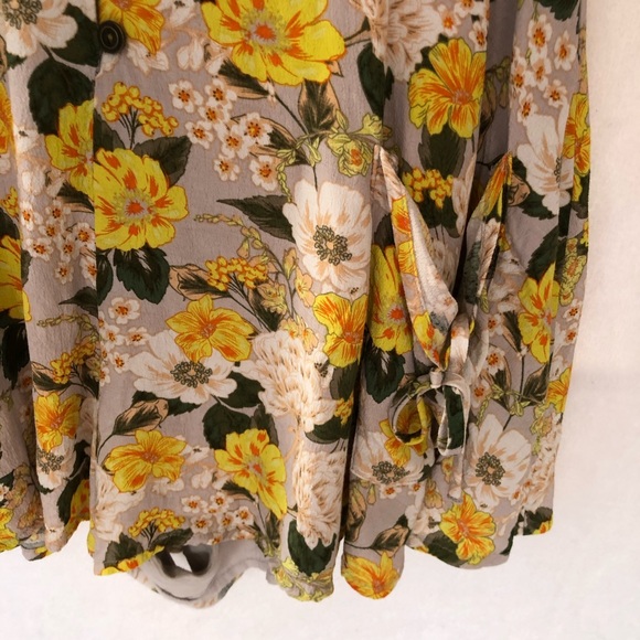 Urban Outfitters Kimchi Blue Floral Romper Sz 2 - Picture 6 of 7